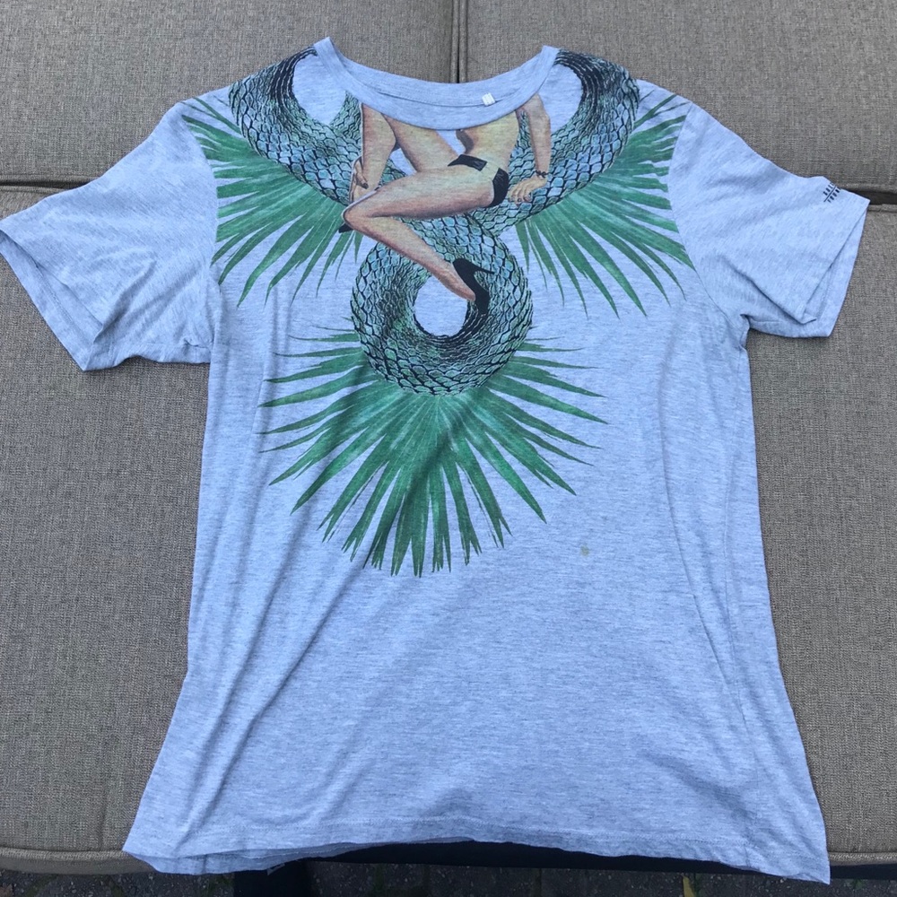 Medium gray t shirt